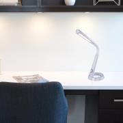 LED-Tischlampe Mitti mit USB-Anschluss silber/weiß