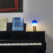 MARSET Tischlampe Dipping Light, Höhe 22 cm, blau/messing