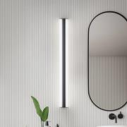 Helestra LED-Spiegellampe LOOM, Länge 90 cm, schwarz, IP44
