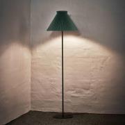 LE KLINT Stehleuchte LK 334, moosgrün, Papier, Höhe 155 cm